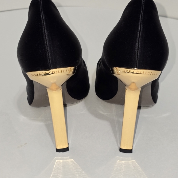 Versace Black Gold Pumps Heels Shoea Designer 38.5 Siz 8 Hollywood Glam - Picture 7 of 16